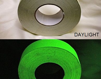 ŚWIECĄCE W CIEMNOŚCI