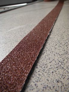 TAŚMA ANTYPOŚLIZGOWA ZIARNO STANDARDOWE 25mmx18,3m BRĄZOWA