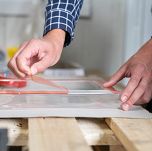 Niewidoczna dwustronna taśma montażowa tesa® 66965 19mmx1,5m CZERWONY LINER