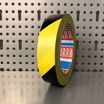 tesa® TAŚMA OSTRZEGAWCZA ŻÓŁTO CZARNA DO WYKLEJANIA LINII 25mmx33m 60760