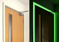 TAŚMA SAMOPRZYLEPNA GŁADKA ŚWIECĄCA W CIEMNOŚCI (FOTOLUMINESCENCYJNA) 25mmx10m GŁADKA