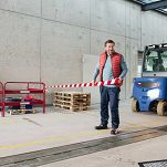 Taśma ostrzegawcza bhp bez kleju tesa® 58137 80mmX100m biało-czerwona obustronny nadruk